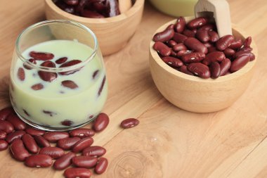 soya sütü kırmızı fasulye