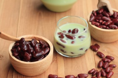 soya sütü kırmızı fasulye