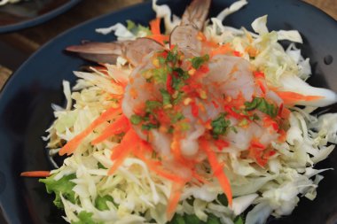 lezzetli baharatlı karides salatası