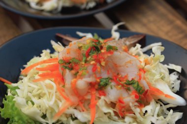 lezzetli baharatlı karides salatası