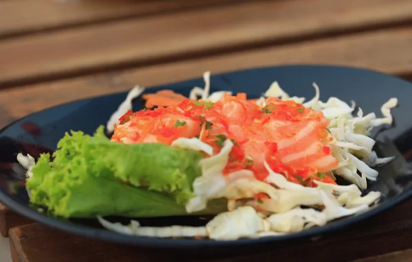 Sabrosa ensalada de salmón picante — Foto de Stock