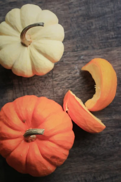 Ausgefallene Kürbisse weiß und orange — Stockfoto