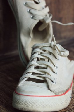 Beyaz spor ayakkabı ve çorap