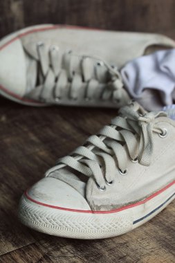 Beyaz spor ayakkabı ve çorap