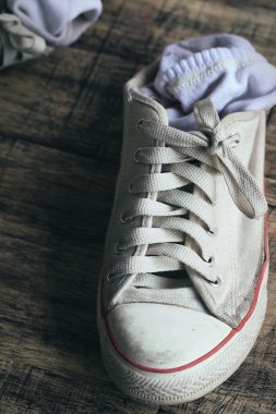 Beyaz spor ayakkabı ve çorap