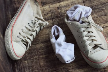 Beyaz spor ayakkabı ve çorap