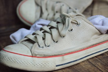 Beyaz spor ayakkabı ve çorap