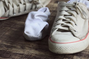 Beyaz spor ayakkabı ve çorap