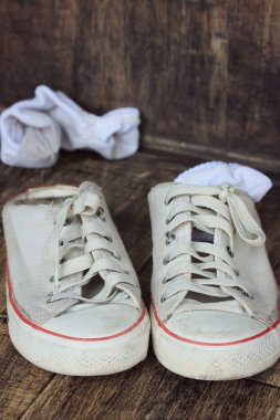 Beyaz spor ayakkabı ve çorap