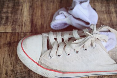 Beyaz spor ayakkabı ve çorap