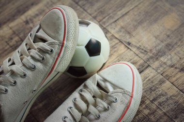 Beyaz spor ayakkabı ve futbol