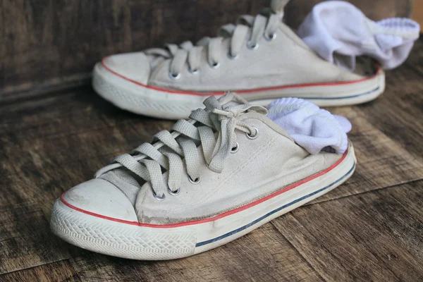 Sapatilhas brancas e meias — Fotografia de Stock