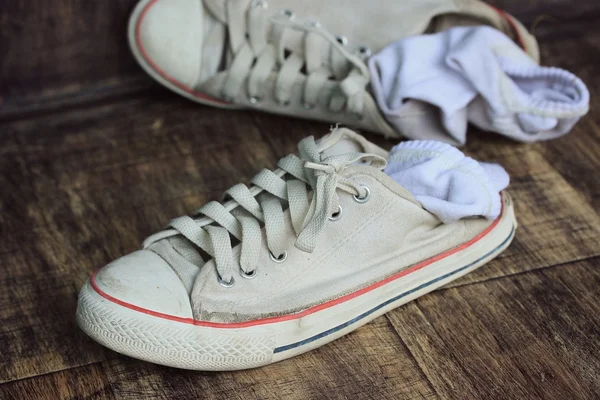 Beyaz spor ayakkabı ve çorap