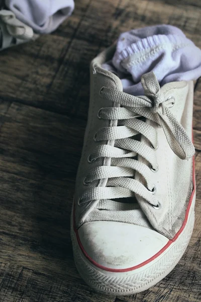 Beyaz spor ayakkabı ve çorap