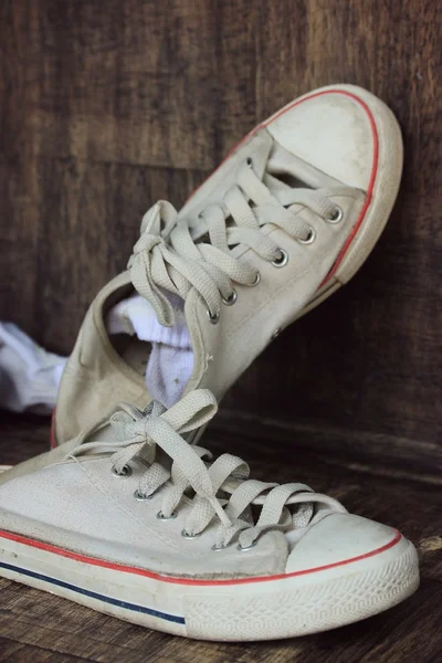Білі кросівки та шкарпетки — стокове фото