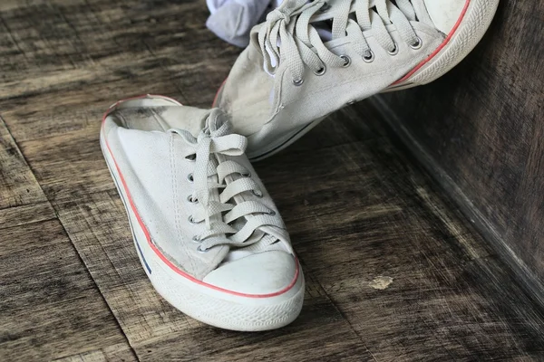 Vita sneakers och strumpor — Stockfoto