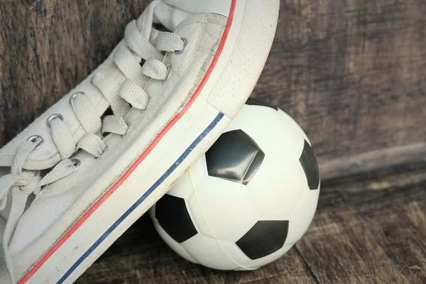 Białe trampki i piłka nożna — Zdjęcie stockowe