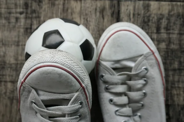 Białe trampki i piłka nożna — Zdjęcie stockowe