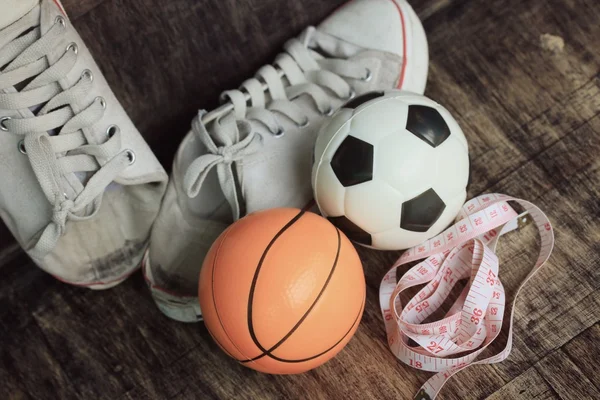 Sneakers en voetbal-basketbal — Stockfoto