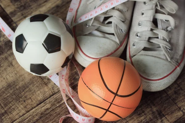 Sneakers en voetbal-basketbal — Stockfoto