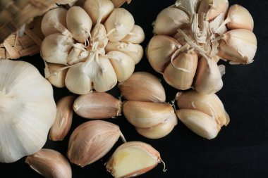 yığın beyaz sarımsak ile