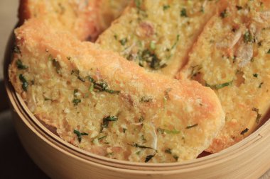 Ekmek sarımsak tereyağı ile