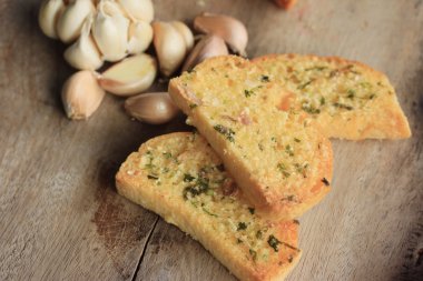 Ekmek sarımsak tereyağı ile