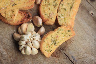 Ekmek sarımsak tereyağı ile