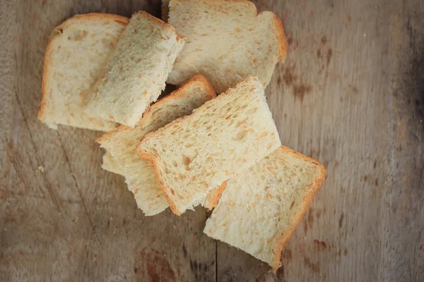 Нарезать хлеб из цельной пшеницы — стоковое фото