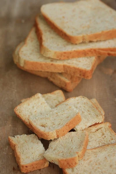 Tagliare il pane integrale — Foto Stock