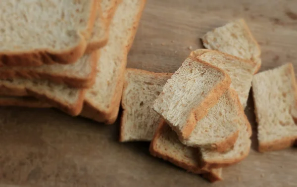 全粒小麦のパンをスライスします。 — ストック写真
