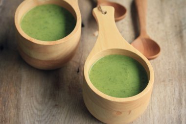 Ahşap üzerine ıspanak çorbası