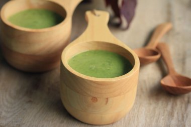 Ahşap üzerine ıspanak çorbası