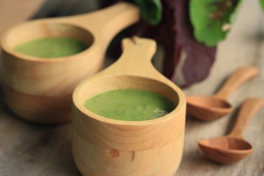 Ahşap üzerine ıspanak çorbası