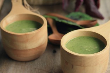 Ahşap üzerine ıspanak çorbası