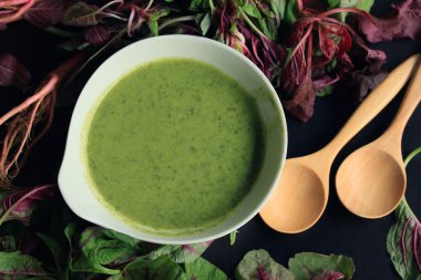 Ispanak çorbası ve taze