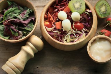 Ispanak salatası ve meyve