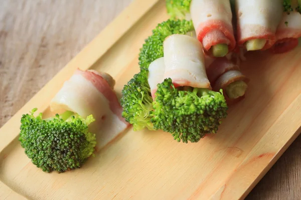 Speck eingewickelt Gemüse Brokkoli — Stockfoto