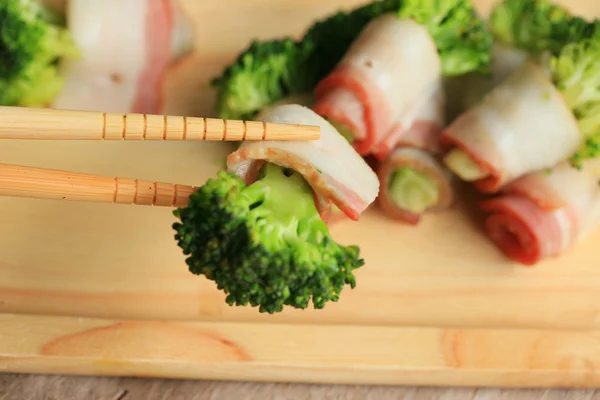 野菜ブロッコリーのベーコン巻き — ストック写真