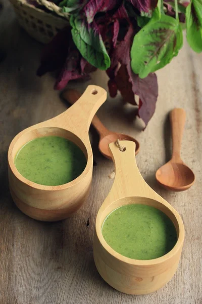 Špenátová polévka na dřevo — Stock fotografie