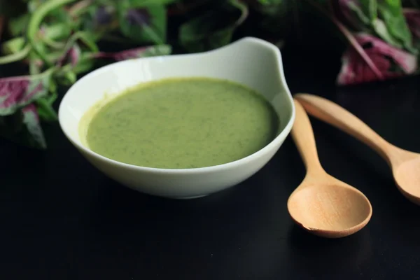 Špenátová polévka a čerstvé — Stock fotografie