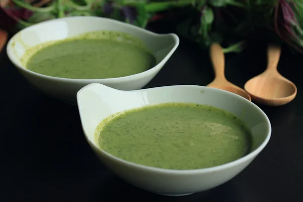 Sopa de espinacas y fresco — Foto de Stock