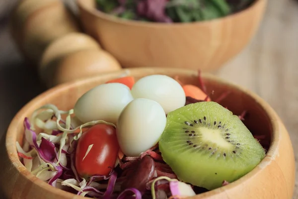 Spinatsalat und Obst — Stockfoto