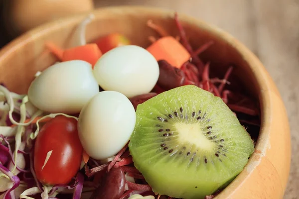 Spinatsalat und Obst — Stockfoto