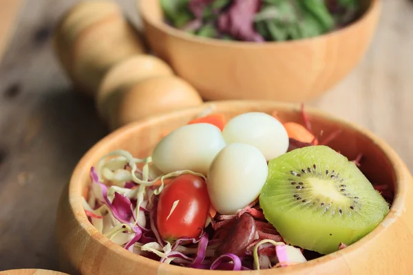 Spinatsalat und Obst — Stockfoto