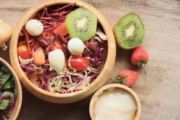 Spinatsalat und Obst — Stockfoto