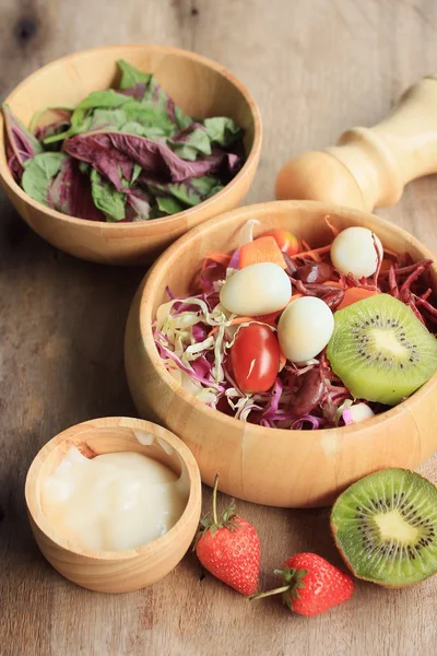 Spinatsalat und Obst — Stockfoto