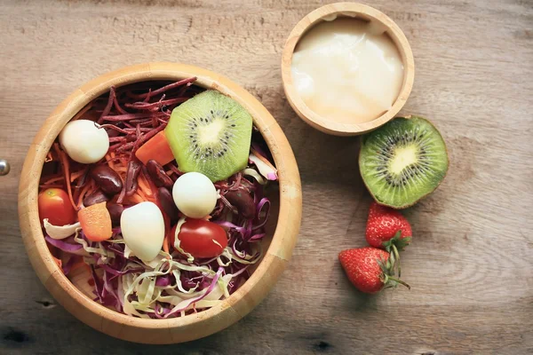 Spinatsalat und Obst — Stockfoto