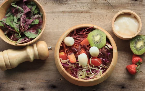 Spinatsalat und Obst — Stockfoto