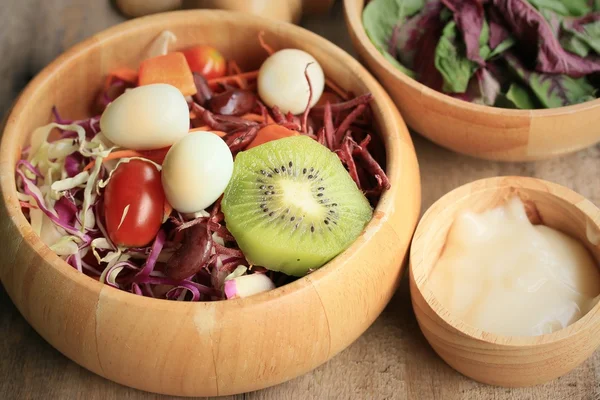 Salada de espinafre e frutas — Fotografia de Stock